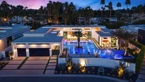 Une maison moderne dotée d’une piscine, d’un garage et d’un jardin aménagé.
