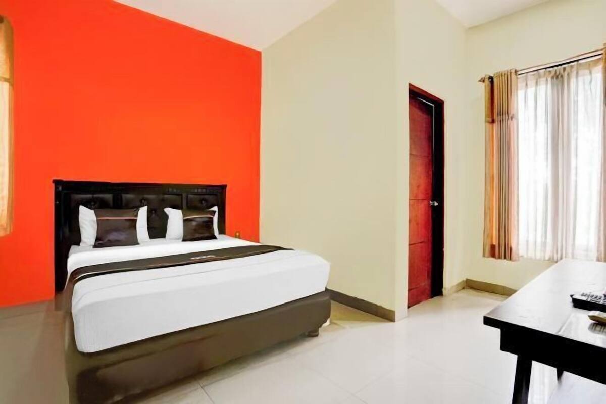 Desk, free WiFi, bed sheets