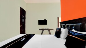 A hotel room with a bed, a desk, and a television on the wall. - Hotel O 76 Gayungsari (Surabaya)