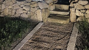Un bâtiment en pierre doté de nombreuses fenêtres et d’une entrée bien éclairée.