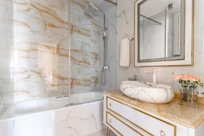 Haartrockner, Bidet, Handtücher, Seife