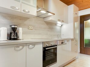 Kjøleskap, mikrobølgeovn, ovn og kokeplater