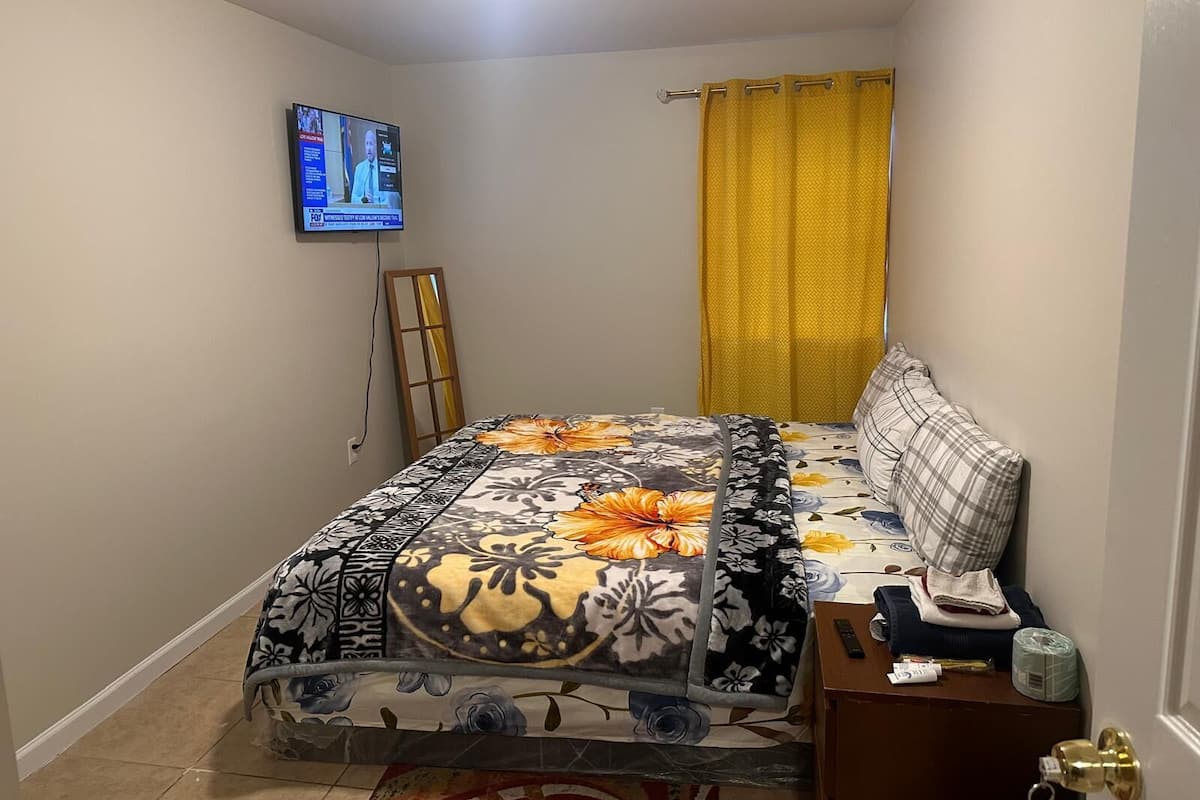 6 habitaciones, escritorio y espacio para trabajar con laptop