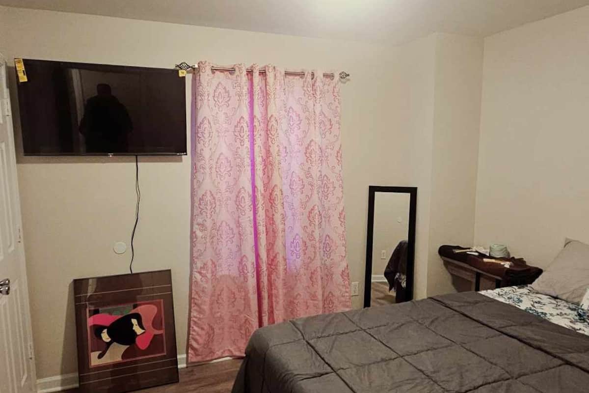 6 habitaciones, escritorio y espacio para trabajar con laptop