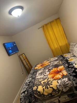 Een bureau, een laptopwerkplek, een strijkplank/strijkijzer, gratis wifi