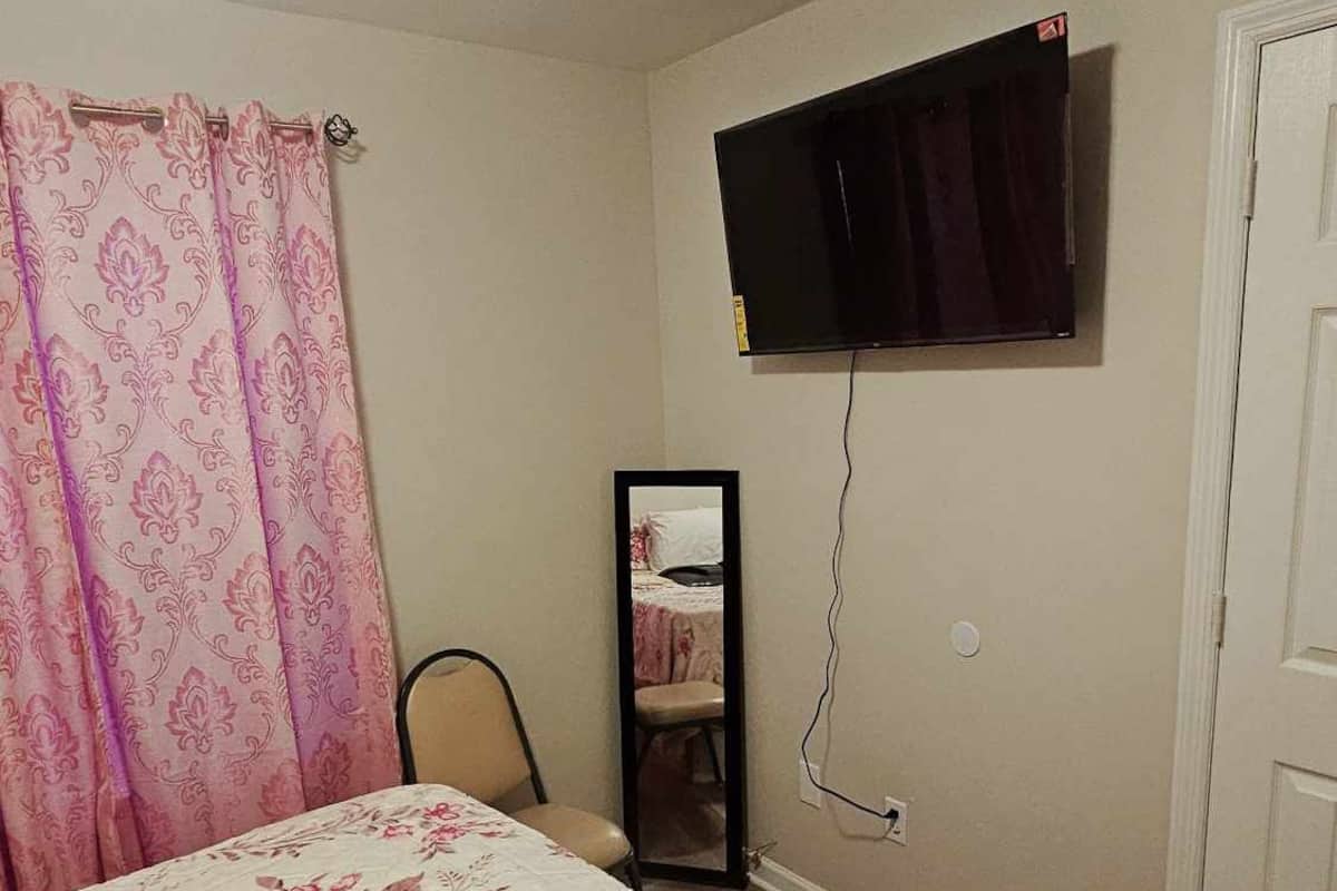6 habitaciones, escritorio y espacio para trabajar con laptop
