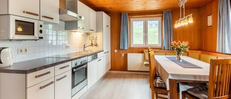 Een koelkast, een microgolfoven, een oven, een kookplaat