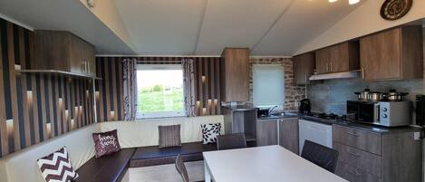 雪櫃、微波爐、咖啡機/沖茶器、廚房用具/餐具/器皿