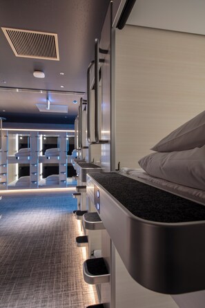 Basic Cabin, Men only, Non Smoking | Free WiFi, bed sheets - STATION INN THE URASHIMA (Onomichi)