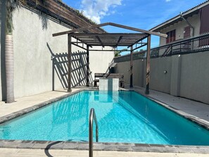 Outdoor pool - Charming 2-bedroom apartment with pool, AC, parking and WiFi in Kingston (Kingston)