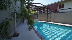 Outdoor pool - Charming 2-bedroom apartment with pool, AC, parking and WiFi in Kingston (Kingston)