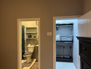 Een douche, handdoeken, zeep, shampoo