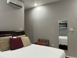 2 slaapkamers, een kluis op de kamer, een bureau