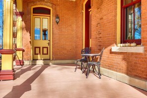 Outdoor dining - The Windmill Suite at Pella Mansion (Pella)