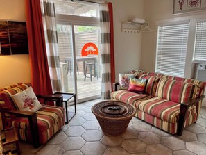 시그니처 스튜디오, 퀸사이즈침대 1개, 파티오 | 거실 공간 | 디지털 채널 시청이 가능한 50인치 스마트 TV