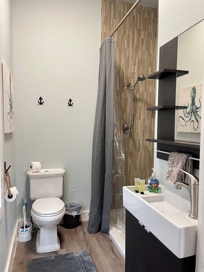 Signature studio, 1 queensize bed, terras | Badkamer | Een douche, gratis toiletartikelen, handdoeken, zeep