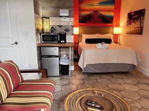 Studio Signature, 1 grand lit, patio | Coin séjour | TV connectée de 50 pouces avec chaînes numériques