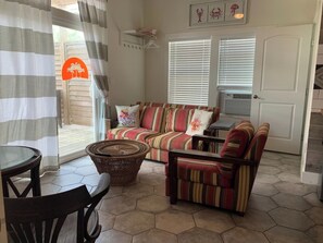 시그니처 스튜디오, 퀸사이즈침대 1개, 파티오 | 거실 공간 | 디지털 채널 시청이 가능한 50인치 스마트 TV