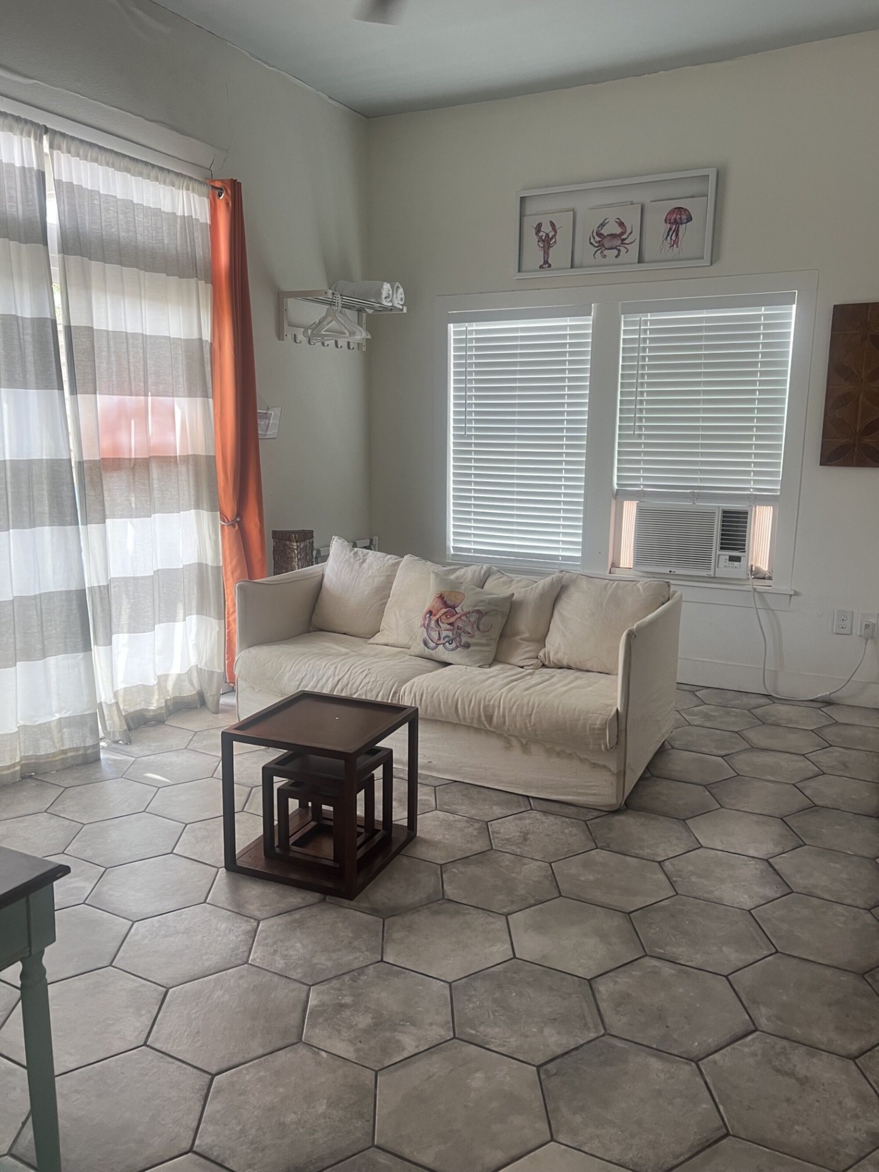 Estudio Signature, 1 cama de matrimonio, patio | Zona de estar | Smart TV de 50 pulgadas con canales digitales