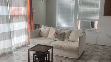 Estudio Signature, 1 cama de matrimonio, patio | Zona de estar | Smart TV de 50 pulgadas con canales digitales