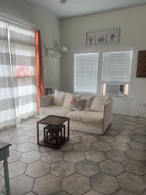 Signature Studio, 1 Queen Bed, Patio | Living area