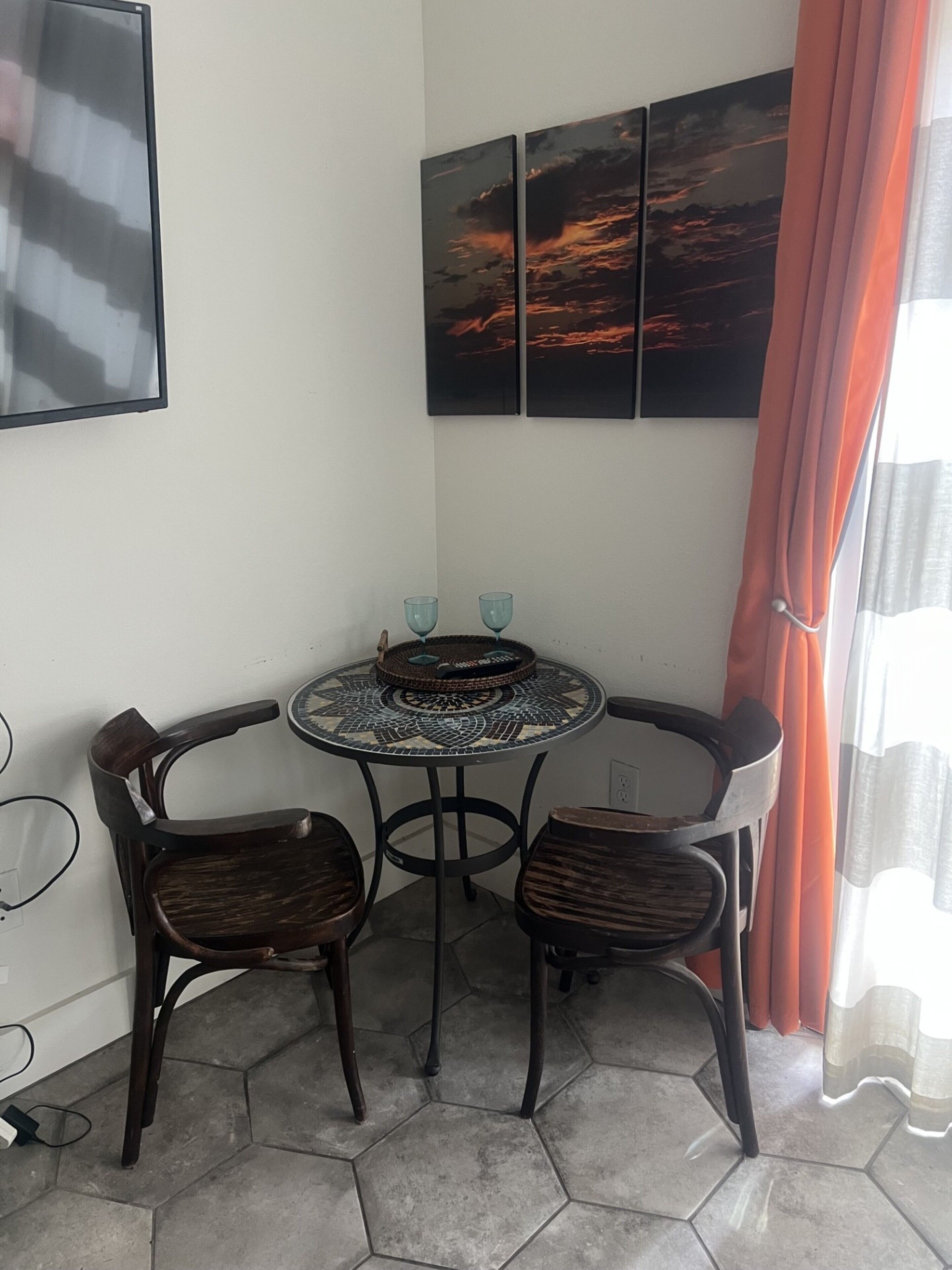 Estudio Signature, 1 cama de matrimonio, patio | Servicio de comidas en la habitación