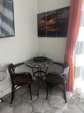 Signature Studio, 1 Queen Bed, Patio | In-room dining