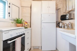 Réfrigérateur, four, plaque de cuisson, cafetière/bouilloire