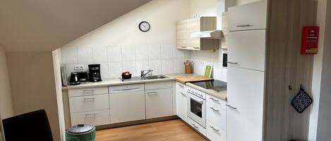 Réfrigérateur, four à micro-ondes, un four, lave-vaisselle