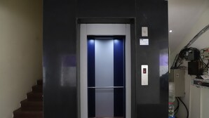 Ein Fahrstuhl mit Bedienfeld und Notrufknopf.