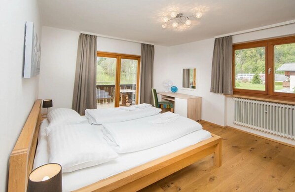 8 chambres, fer et planche à repasser, lit parapluie