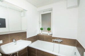 Een douche, een haardroger, handdoeken