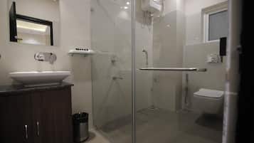 Luxury Suite | Bathroom | Free toiletries, towels, soap, shampoo