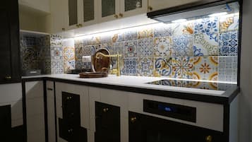 Geladeira, micro-ondas, fogão, cooktop
