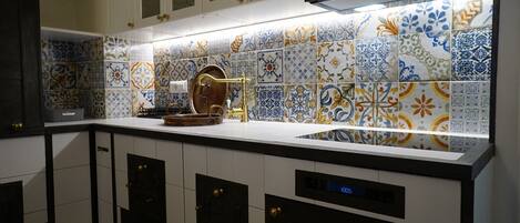 Geladeira, micro-ondas, fogão, cooktop