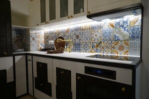 Kühlschrank, Mikrowelle, Ofen, Herdplatte