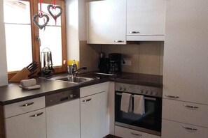 Jääkaappi, uuni, liesi, astianpesukone