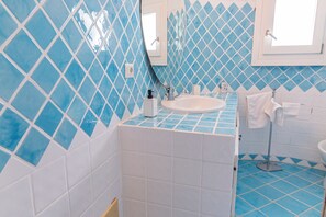 Villa, vue mer | Salle de bain | Articles de toilette gratuits, sèche-cheveux, serviettes fournies, savon