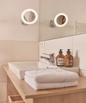 Douche, sèche-cheveux, serviettes fournies