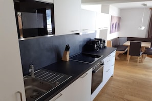 Fridge, microwave, oven, stovetop - Chalet in Pinzgau near Ski Slopes (Wald im Pinzgau)
