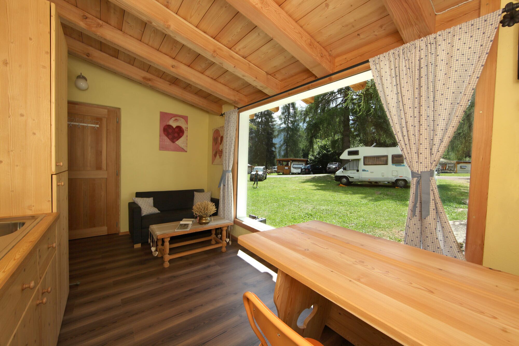 Chalet Comfort - Animali non Ammessi | บริเวณนั่งเล่น | ทีวีจอแบน 24 นิ้ว พร้อมช่องดิจิตอล