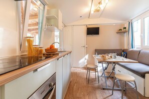 Lodge Standard | Eget kök | Stort kylskåp, spishäll, barnstol och grytor/köksredskap