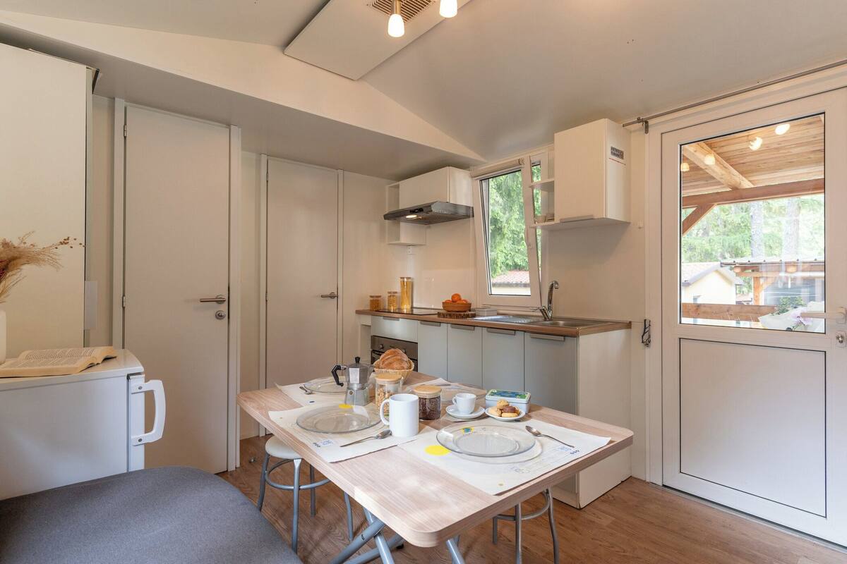 Private kitchen | Full-size fridge, stovetop, highchair, cookware/dishes/utensils