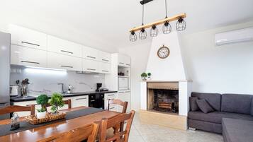 Comfort House, Mountain View | Living area | Flat-screen TV