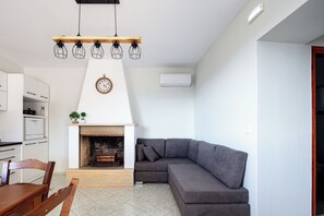 Hus – comfort, fjellutsikt | Oppholdsområde | Flatskjerm-TV