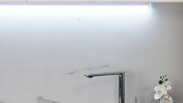 Comfort House, Mountain View | Private kitchen | Electric kettle