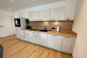 Fridge, oven, stovetop, dishwasher