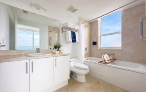 Douche, séchoir à cheveux, serviettes fournies, shampooing