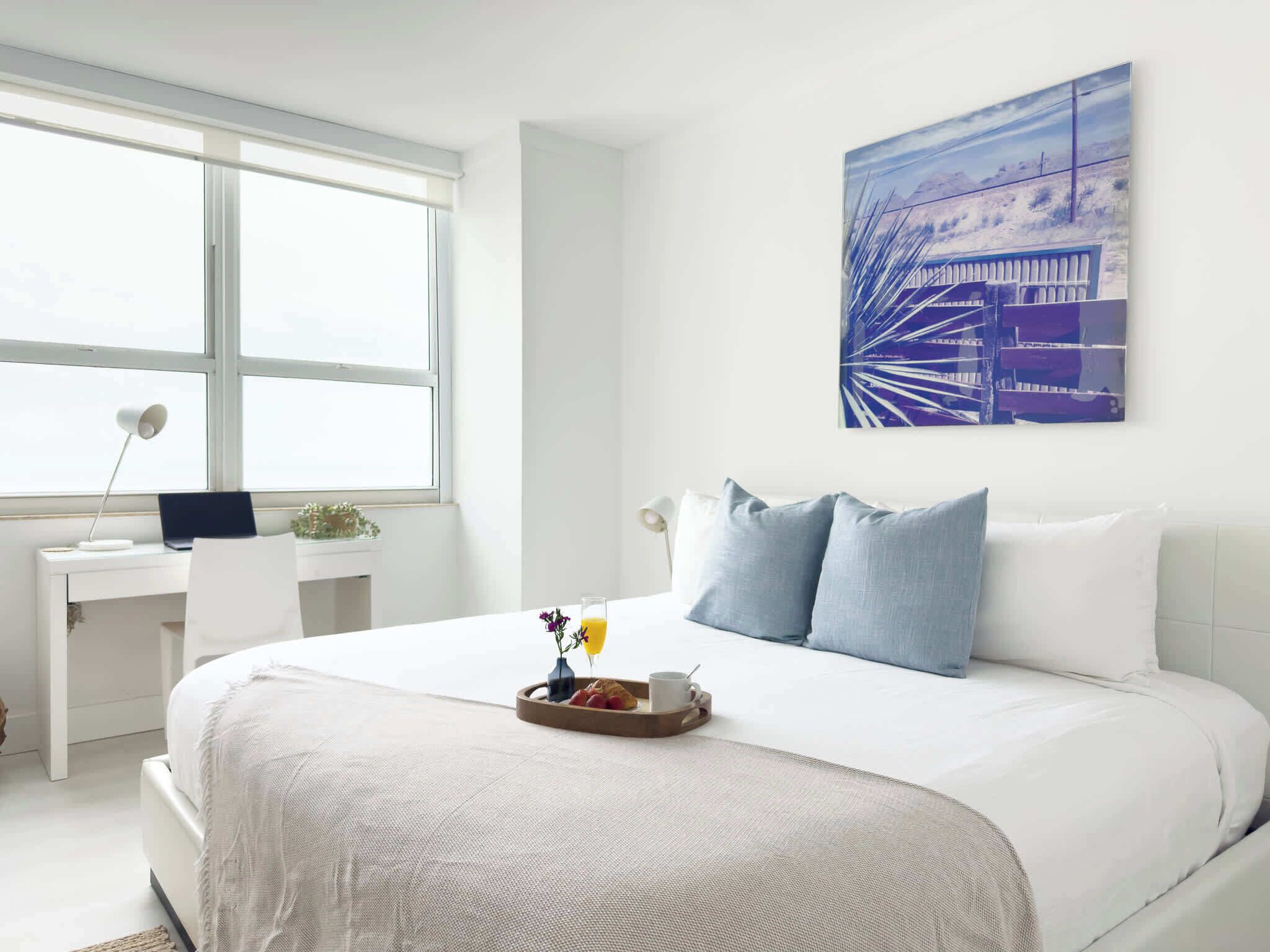 Een strijkplank/strijkijzer, reisbedje, wifi, beddengoed