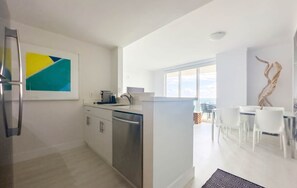 Fridge, microwave, oven, stovetop - World Cup Views | Balcony Suite | Coconut Grove (Miami)